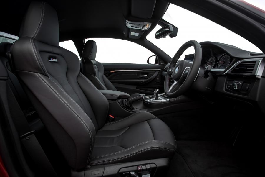 Интерьер BMW M4 Coupe 2017 года  (MY) (фото 8 из 9)
